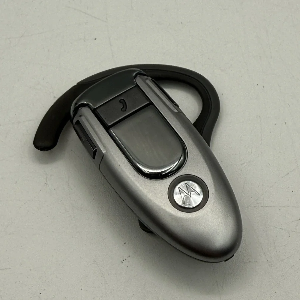 Motorola H500 Bluetooth Wireless Headset Silver Earpiece W/Charger‎ EUC TESTED
